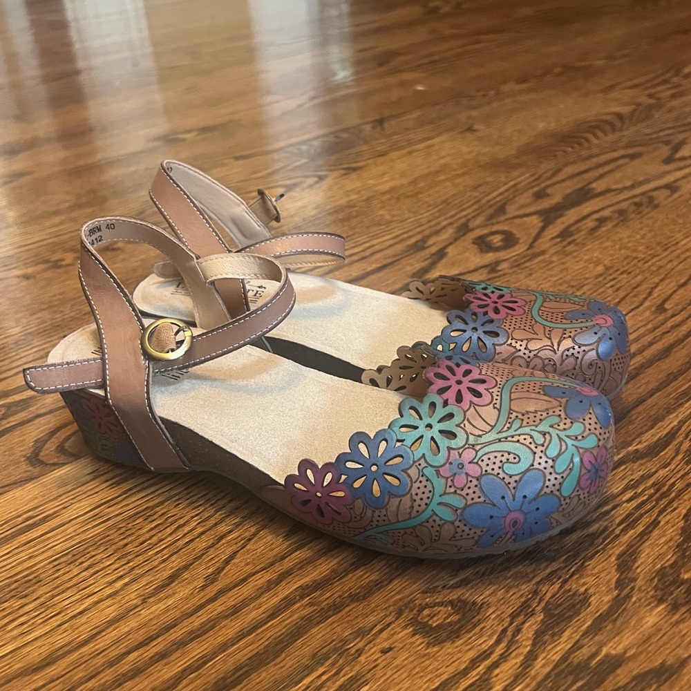 NWOT Leather Floral Patterned Clog Wedge Sandals | Size 9 | L’Artiste